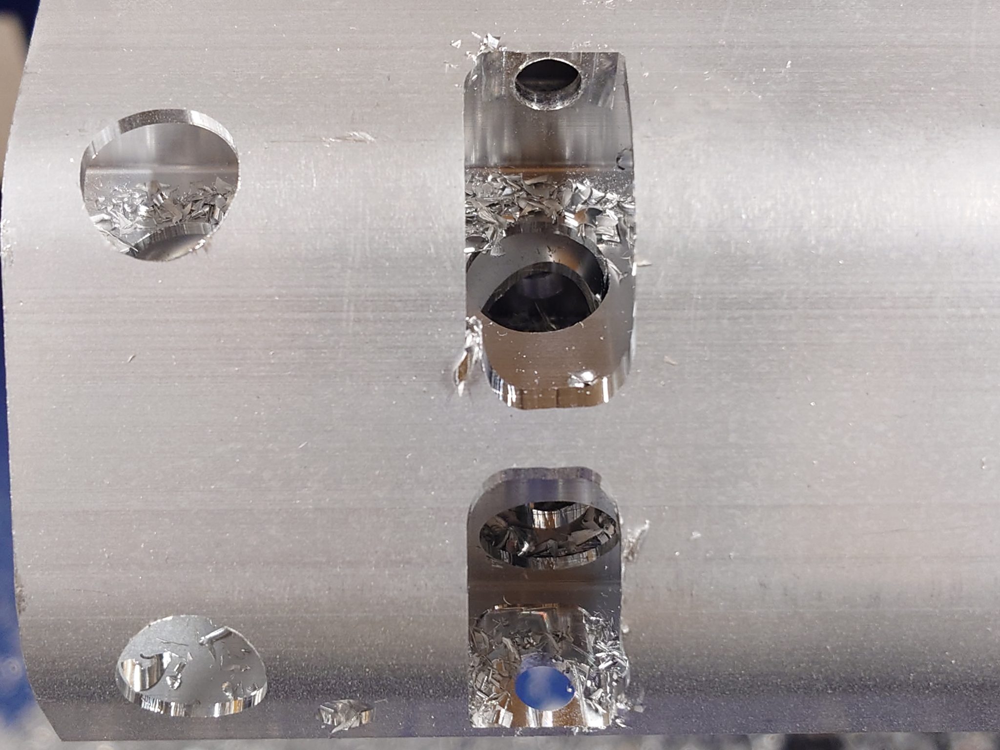 Freesitud ja puuritud avad alumiiniumprofiilis lähivaates